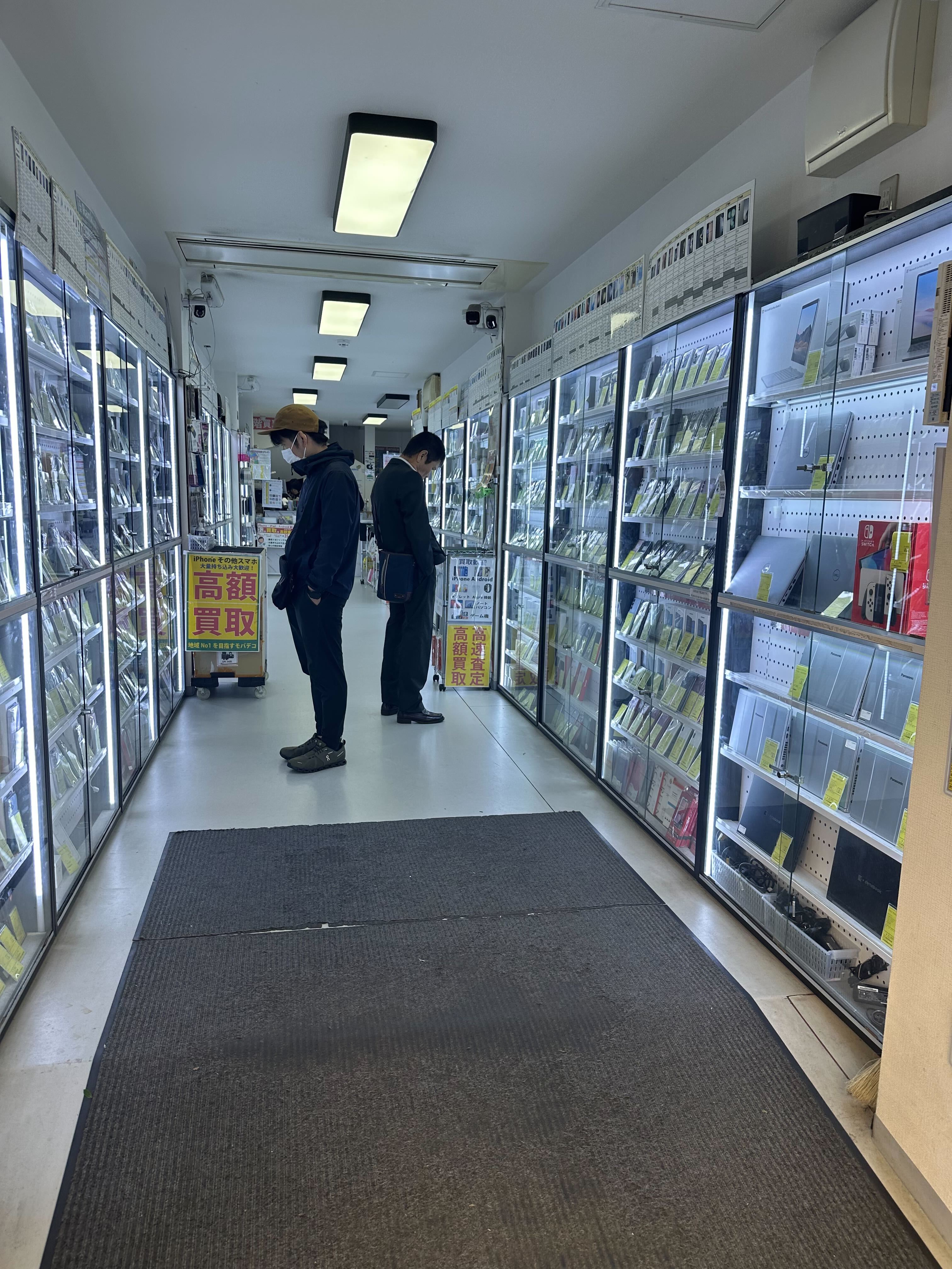 モバデコ店内のショーケース