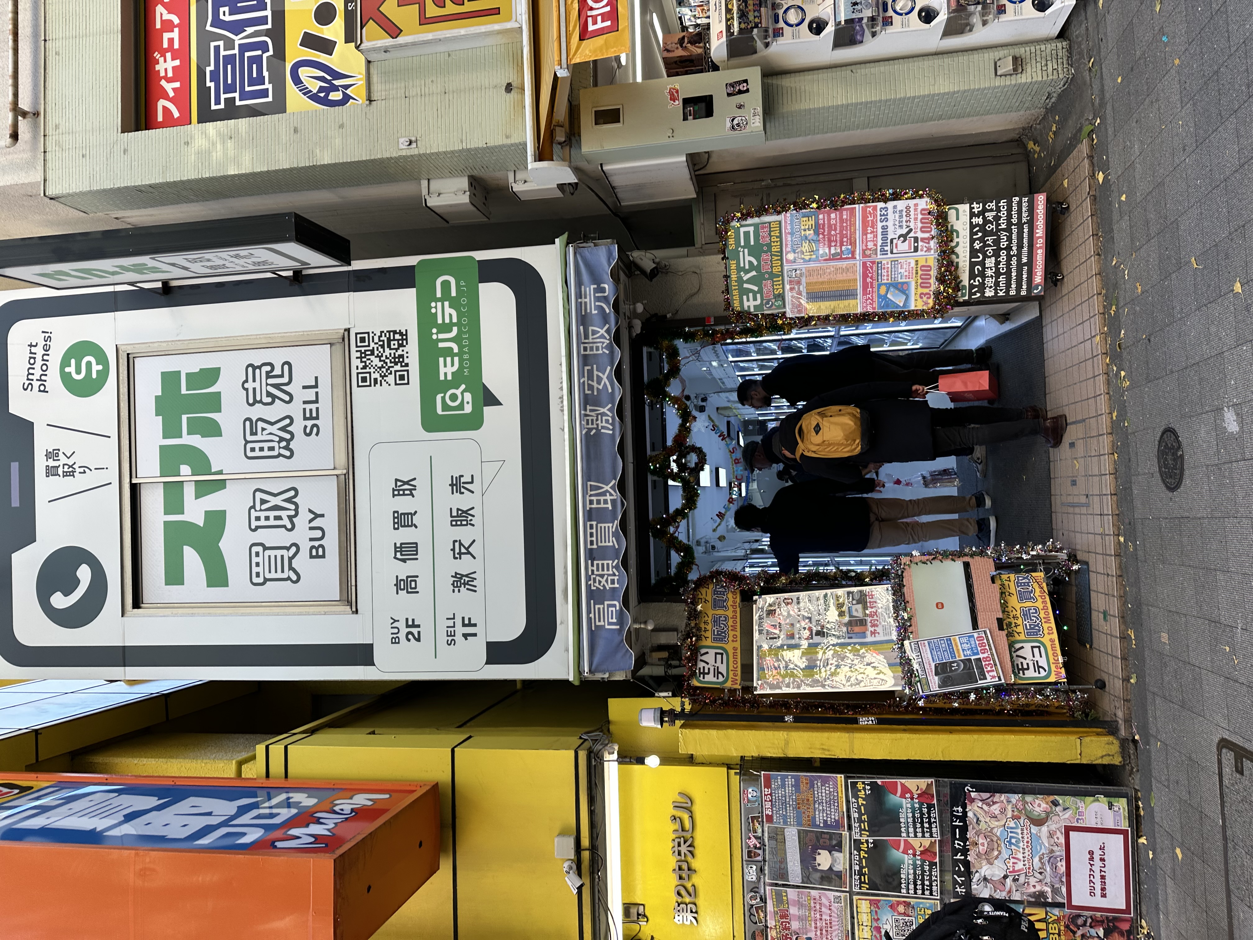 モバデコ店舗での査定の様子